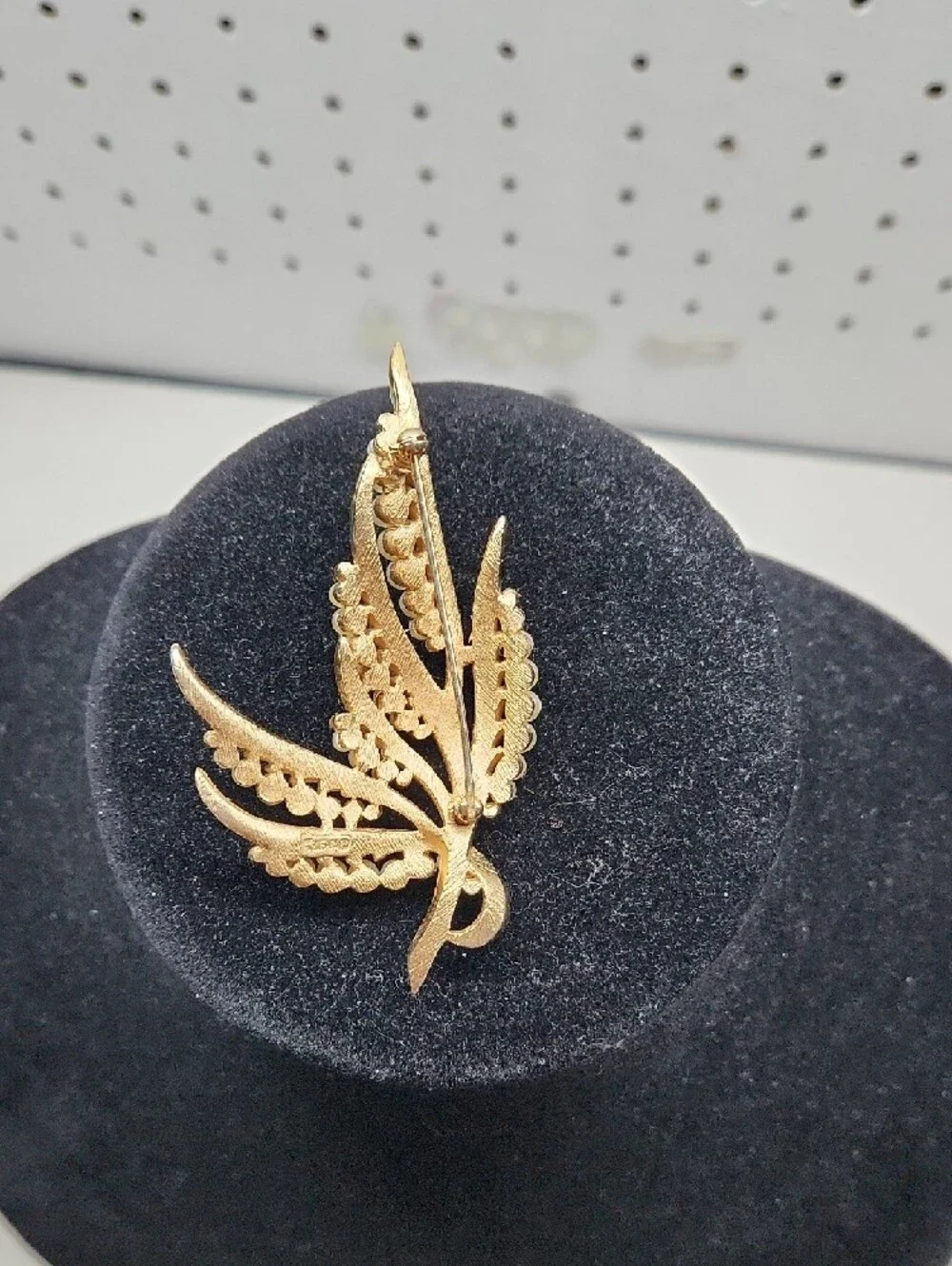Trifari Gold-Tone Leaf Brooch with Pearlescent Beads - Picture 3 of 6